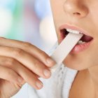 Imagen de una persona comiendo chicle.