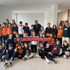 El tècnic Josep Maria Nogués amb els alumnes.