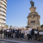Una cinquantena de veïns de la primera coca de la Rambla Nova es van concentrar ahir al matí davant l’estàtua de Roger de Llúria per protestar contra el projecte que manté aquest tram com a zona exclusiva per a vianants. La mobilització coincidia amb la vigília del primer aniversari de la prova pilot de pacificació, que en un inici havia de tenir una durada de poc més d’un mes, però que finalment s’allargarà fins a ser substituïda per una nova mesura provisional. «Des que ens van tancar la Rambla som uns desgraciats», assegurava la María Luisa Aragonés. «Si em trenco una cama i surto de l’hospital enguixada, com arribo aquí? No tinc edat per anar fent la pota coixa», deia la Rosa Terrat.

La mesura, destacaven els residents, afecta sobretot a la gent gran. «La majoria de veïns som gent gran, perquè fa molts anys que vivim aquí, i amb això no s’hi ha comptat. Les persones amb cadires de rodes han d’anar fins al carrer Girona per agafar un taxi. Això no hi ha dret», etzibava Contxi Macià. El malestar també s’esten al projecte temporal que l’Ajuntament executarà els propers mesos, amb un cost de 100.000 euros. La intervenció pavimentarà de color sèpia la calçada i hi pintarà 28 retrats de personatges històrics vinculats a la ciutat. «És un despropòsit, gastar aquesta quantitat per un mural que temporal que, a més, quedarà trepitjat. A més, això implica les terrasses es desplaçaran a la coca central, que és el principal espai de passeig pels ciutadans», explicava l’Eugènia Acosta.

Una decisió «unilateral»

Tot plegat, els residents denuncien que les reunions amb el consistori han estat «inefectives». «És com complir un tràmit. Ens escolten però no ens donen cap solució. No hi ha escolta activa», afirmava la veïna. També recordava que aquest tram «no tenia trànsit real abans, era sobretot zona d’aparcament», i que ara «hi ha més soroll que abans», perquè «les terrasses han ampliat espai i els esdeveniments s’han multiplicat». Així, els veïns asseguren que la Rambla «té marge de sobres per fer conviure diferents usos» i reclamen que se’ls tingui en compte.