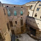 El paviment de la sala axial i el mur lateral amb els 1.022 forats documentats, a tocar del carrer Sant Pau.