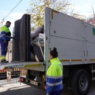 Abandonar trastos al carrer o al costat del contenidor pot comportar una sanció de 750 euros.