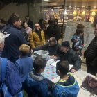 Els participants s'apropen al Club Nàutic de Salou per comptar quants calamars han aconseguit