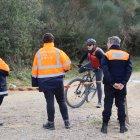 Voluntaris de Protecció Civil informen un ciclista de les restriccions a Collserola.