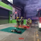 Imatge dels Bombers treballant en les tasques d'extinció