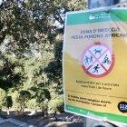 Cartell sobre les restriccions per evitar la propagació de la pesta porcina africana, exposats al centre d’informació del Parc Natural de la Serra de Collserola.