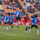 César Morgado en una acció amb el central de l’Hércules Rentero, que va ser un dels assenyalats protagonistes del partit.