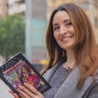 Enkaru, nom artístic d’Encar Robles, amb un exemplar de ‘Demon Quest’, obra guardonada als Manga Barcelona Awards 2024