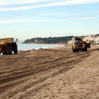 Inici dels treballs de reposició de sorra a la platja d'Altafulla.