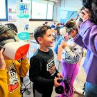 Les ulleres de realitat virtual mostren l’experiència d’un infant amb TEA en un centre comercial.