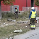 Cinc peons amb desbrossadores s’encarreguen de tallar les males herbes i recollir els residus.