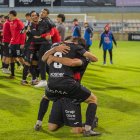 A l’esquerra, els jugadors del Reus celebrant amb eufòria la victòria contra l’Europa i, a la dreta, el tècnic Marc Carrasco