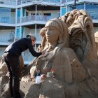 Una artista treballant en una figura del pessebre de sorra de Vila-seca.