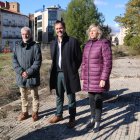 L'alcalde de Tortosa, Jordi Jordan, amb el regidor Jaume Bel i la tinent d'alcalde Mar Lleixà, visitant l'inici de les obres del nou aparcament als antics terrenys de Renfe.