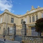 L’Escola Pompeu Fabra es troba en l’actualitat a la zona escolar A i el moviment permetria equilibrar l’oferta i la distribució de les places.