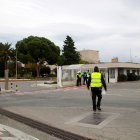 Treballadors entrant al complex industrial del polígon sud de Tarragona, on s'ubica l'empresa Elix Polymers afectada per un incendi.