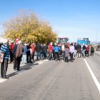 Desenes de persones participant en el tall de l'N-340 a Amposta per denunciar l'abandonament de les Terres de l'Ebre