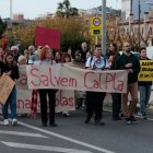 Capçalera de la manifestació en contra del projecte de càmping a Cunit que inclou una piscina d'onades artificials