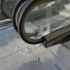 Imatge del vidre trencat a les escales del Vapor.