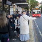 Imatge de diverses persones esperant el 54 a l'avinguda Roma.