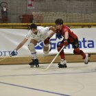 El jugador del Reus Carles Casas intentant aturar un jugador del Trissino.