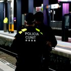 Un agent de la Policia Local de Cunit identifica una persona.