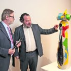 Santiago J. Castellà, president de Port Tarragona, i Julio Niebla, comissari de l’exposició, amb ‘Dona i Ocell’.