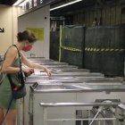 Imatge d'una dona amb mascareta al metro de Barcelona