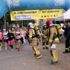 Moment que dues parelles de bombers fan el relleu, a la Mitja Marató de Girona
