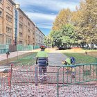 Imatge dels operaris treballant en la retirada de l’estructura de fusta.