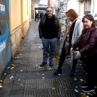 L’edil Montserrat Flores i la portaveu del grup parlamentari d’ERC, Ester Capella, al carrer Jacint Barrau.