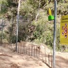 Tanques instal·lades per evitar el pas de senglars en una zona forestal de Rubí.
