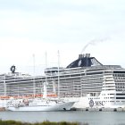 Dos creuers atracats al Moll de Balears.