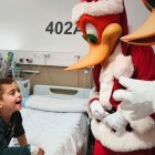 Durant la visita, els infants han rebut diversos obsequis i materials de PortAventura World com a record d’aquesta jornada