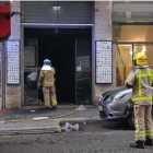Bomberos trabajando en el lugar de los hechos