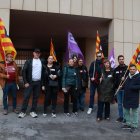 Diverses persones donant suport a la treballadora acomiadada de la residència La Marinada després de la conciliació feta als Serveis Territorials de Treball de Tarragona