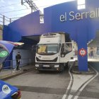 Imatge del camió encallat al pont de la Petxina.