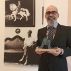 Òscar Palazón amb el Premi Mallorca de Narrativa, lliurat pel Consell de Mallorca.