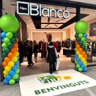 El nou establiment es troba a la planta carrer i s’enfoca en la moda femenina jove.