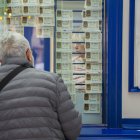 Imatge d'un home comprant un bitllet de loteria