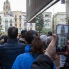 La gent esperava capturar un moment màgic.