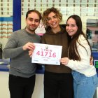 La propietària de l'administració i dos treballadors amb el número premiat