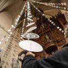 La Neulada penja davant l’altar major de l’església de Sant Joan de Valls.