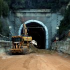 Operaris treballant amb la maquinària a l'entrada del túnel de Roda de Berà.