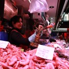 Una peixatera del Mercat de Tarragona venent peix pocs dies abans de Nadal.