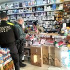 Un instant d'una de les inspeccions en un establiment multipreu.