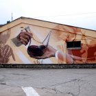 El nou mural de Porrera dels artistes Jan Zefor, Marina Agut I Martí Huguet recrea i reivindica la història del vi i del municipi.