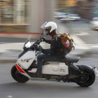 El 2012 hi havia unes 10.800 motos matriculades a Tarragona. El 2024, se’n van comptabilitzar gairebé 15.000.  Gràfic de l'evolució de les matriculacions de motos a la ciutat.