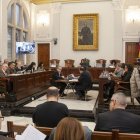 Fotografia del ple municipal de Reus del 29 de desembre de 2025 que va aprovar els comptes per l'any 2026.  Protesta silenciosa d'agents de la GUR durant el ple municipal.