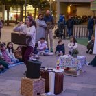 Imatge de la sessió de contacontes que va tenir lloc ahir a la plaça Verdaguer. T Montse Bernaus, il·lustradora del conte.