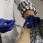 Una professional del CAP Les Corts, vacunant una pacient de menys de 80 anys de la grip i la covid.